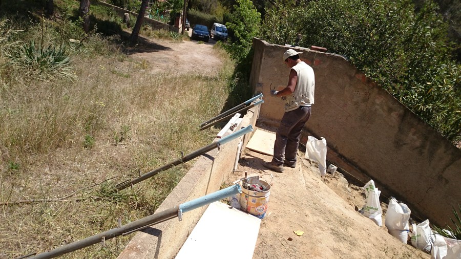 REVESTIDO DE POSTES CON ANTICORROSIVO