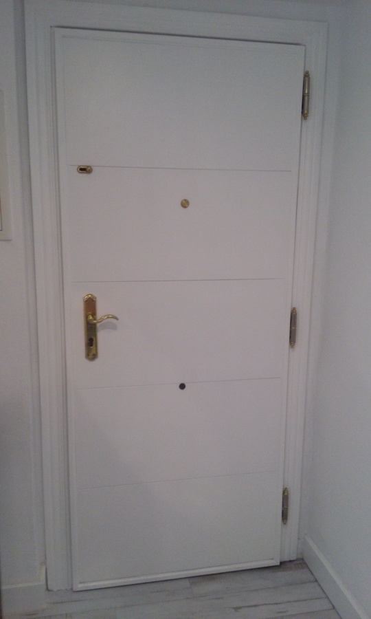 REVESTIDO INTERIOR PUERTA ENTRADA