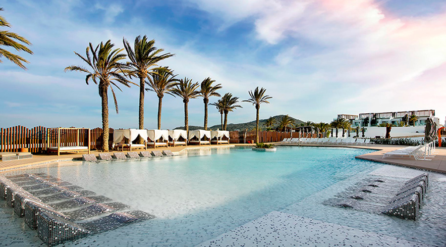 REVESTIMIENTO CON MOSAICO VITREO DE LAS PISCINAS DEL HOTEL HARD ROCK DE IBIZA.