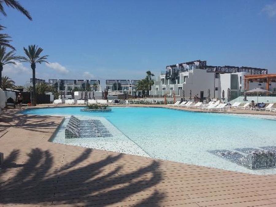 REVESTIMIENTO CON MOSAICO VITREO DE LAS PISCINAS DEL HOTEL HARD ROCK DE IBIZA.