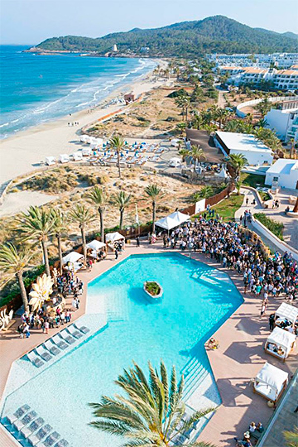REVESTIMIENTO CON MOSAICO VITREO DE LAS PISCINAS DEL HOTEL HARD ROCK DE IBIZA.