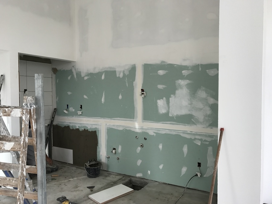 Revestimiento con placa de humedad en zona de cocina