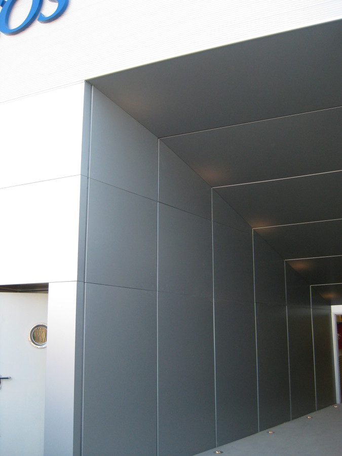 REVESTIMIENTO DE ENTRADA Y FACHADA