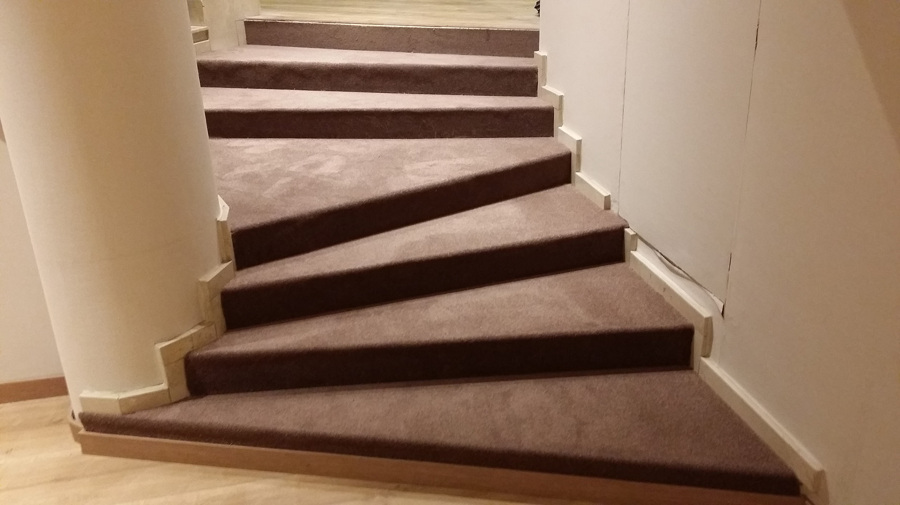 Revestimiento de escalera con moqueta