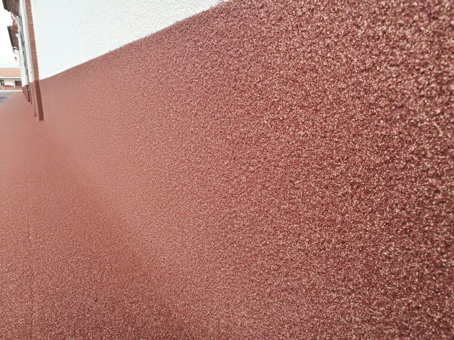 Revestimiento de fachada con corcho y cuarzo proyectado