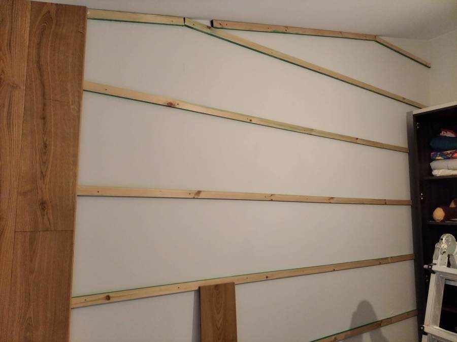 Revestimiento de pared en madera de roble natural.