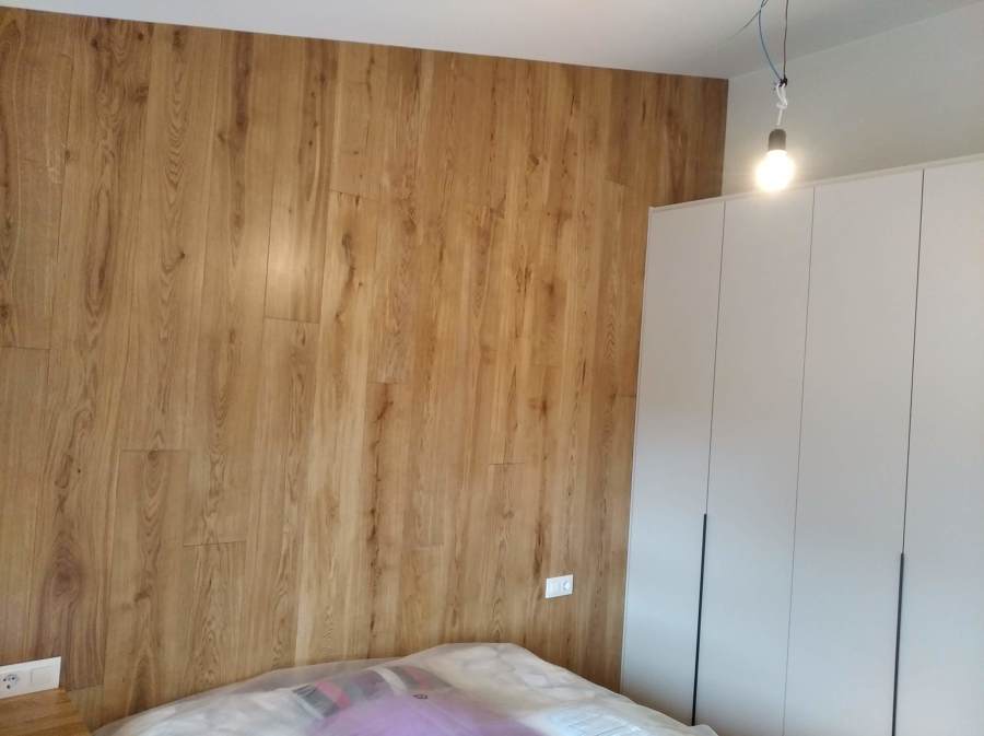 Revestimiento de pared en madera de roble natural.