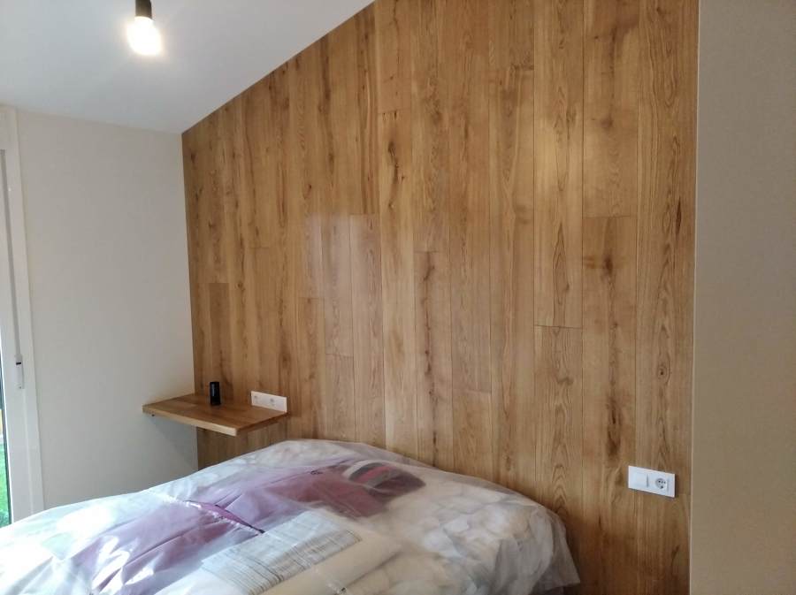 Revestimiento de pared en madera de roble natural.