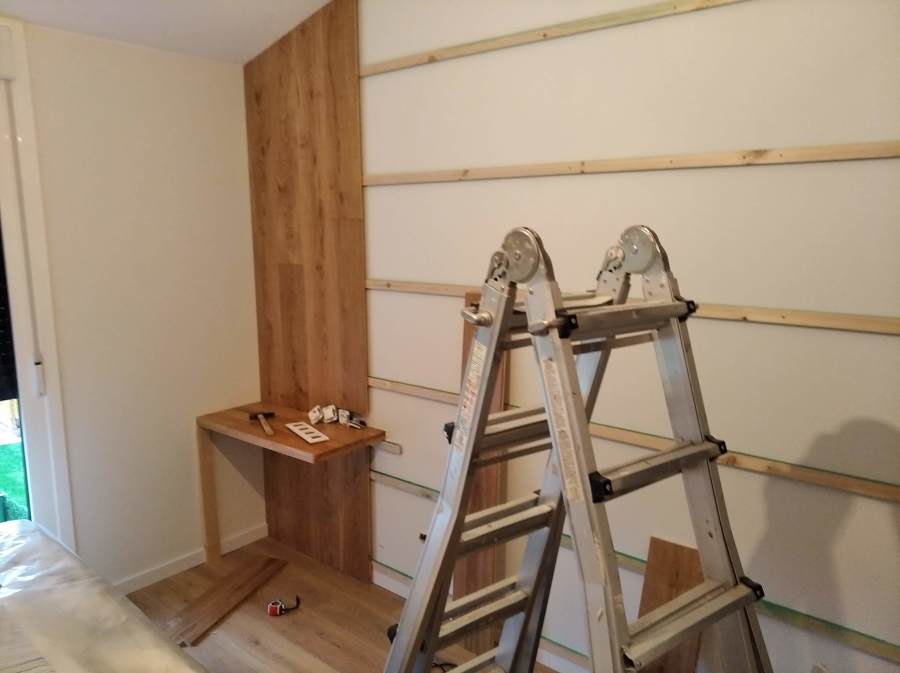 Revestimiento  de pared en madera de roble natural.