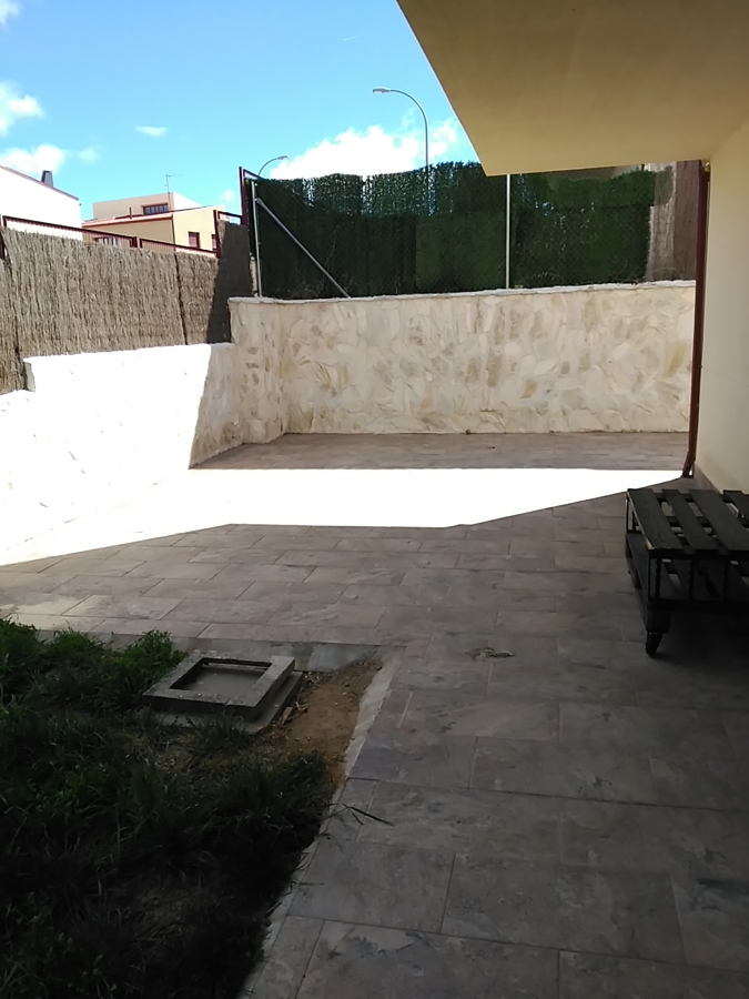 Revestimiento de piedra cuarcita en muro y solado en porcelánico