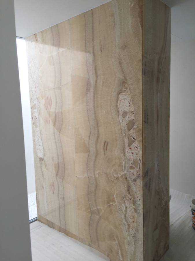 Revestimiento decorativo en mármol baño dormitorio principal