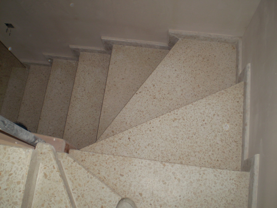 Revestimiento en terrazo de escalera