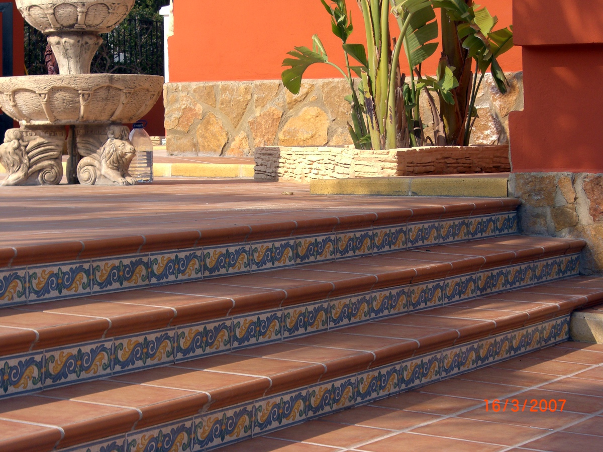 REVESTIMIENTO ESCALERA JARDIN