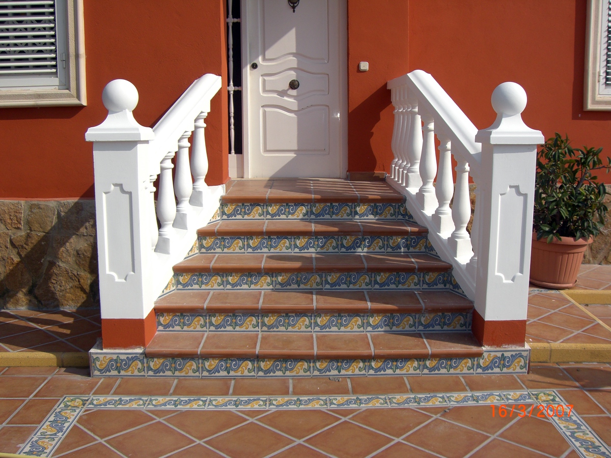 REVESTIMIENTO ESCALERA PUERTA PRINCIPAL
