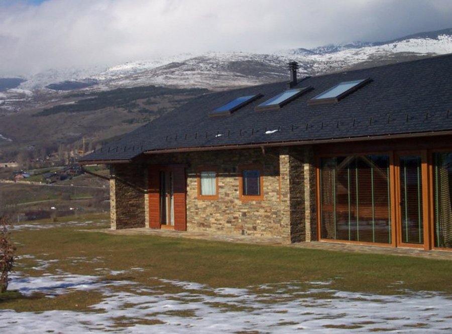 REVESTIMIENTO EXTERIOR EN MAMPOSTERÍA RÚSTICA.