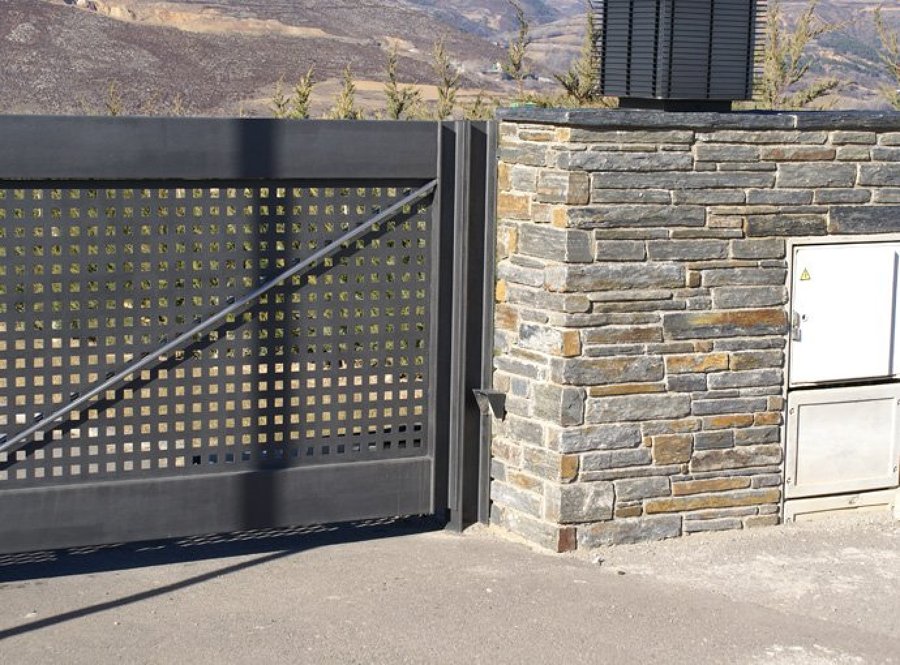 REVESTIMIENTO EXTERIOR EN MAMPOSTERÍA RÚSTICA.