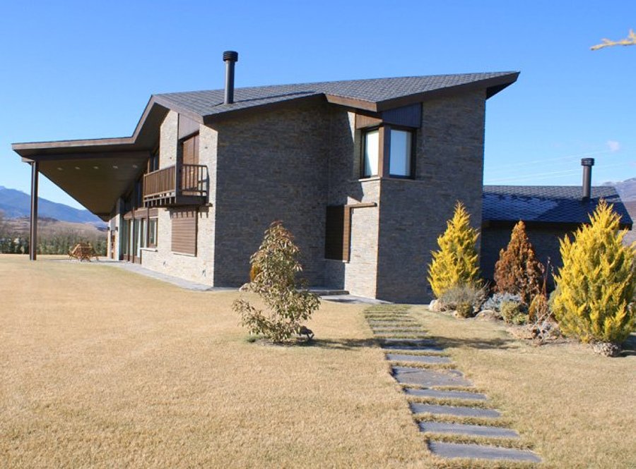 REVESTIMIENTO EXTERIOR EN MAMPOSTERÍA RÚSTICA.