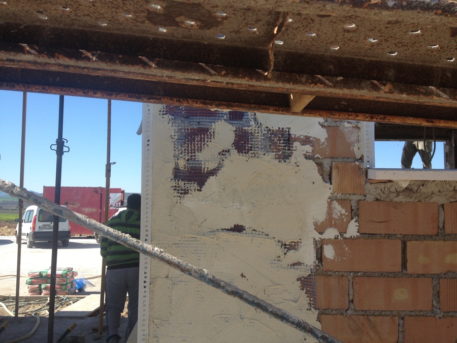 Revestimientos de albañilería y mallatex en mochetas y emparchados