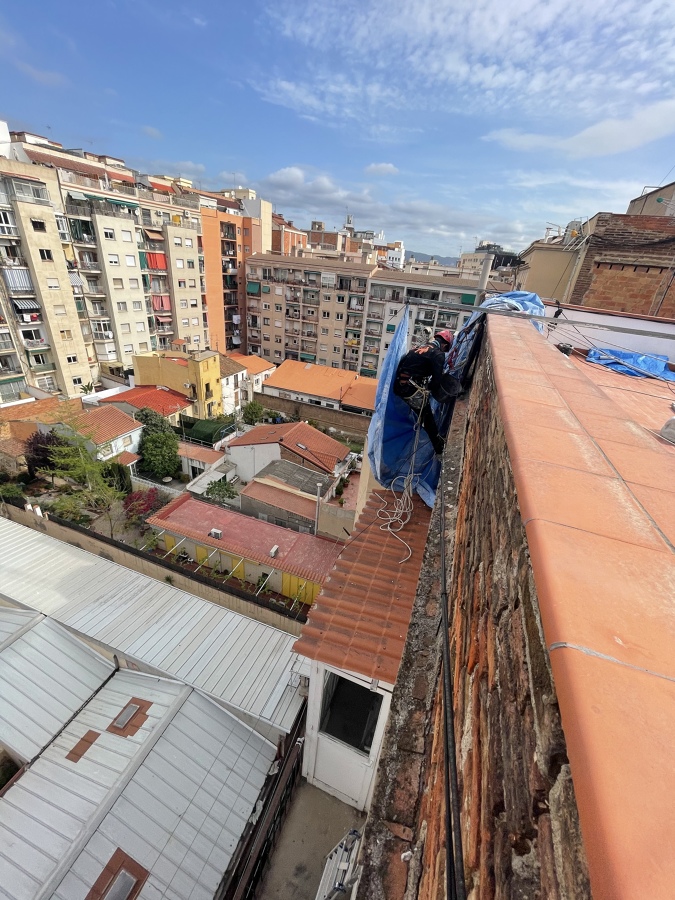 Revoque mortero cal con trabajos verticales.