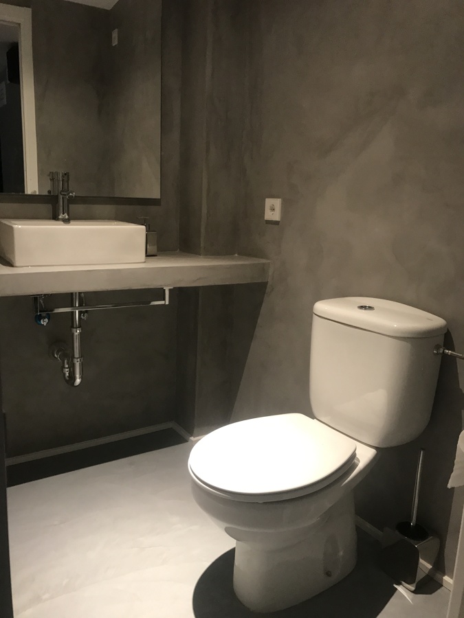 Revstimiento de paredes y encimera de baño con Microcemento