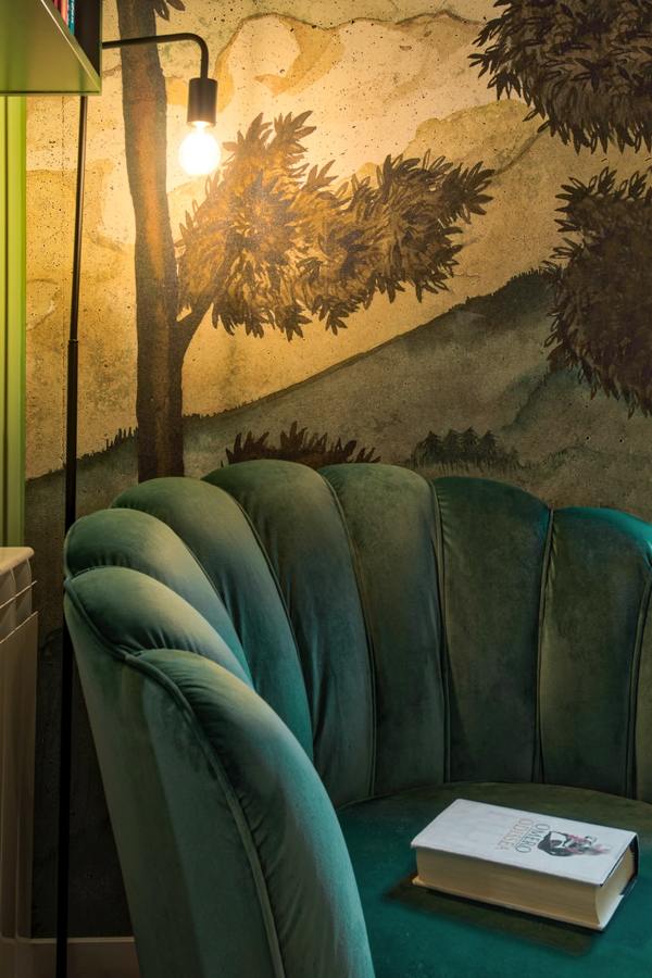 RINCÓN DE LECTURA CON PAPEL PINTADO