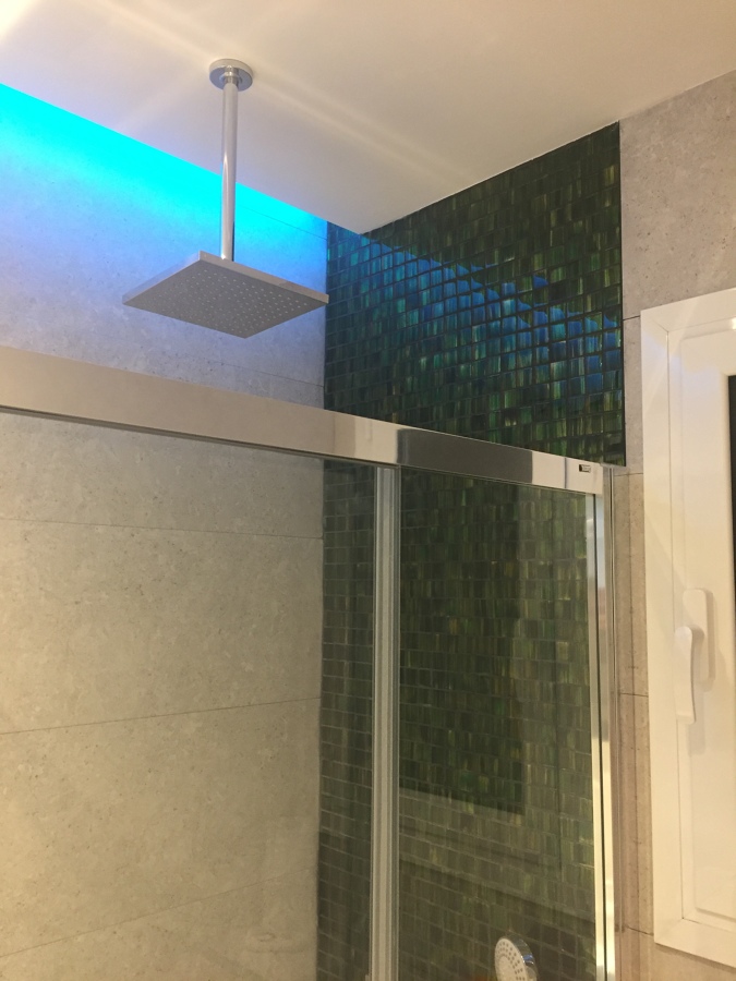 ROCIADOR SUSPENDIDO Y MOSAICO DE CRISTAL