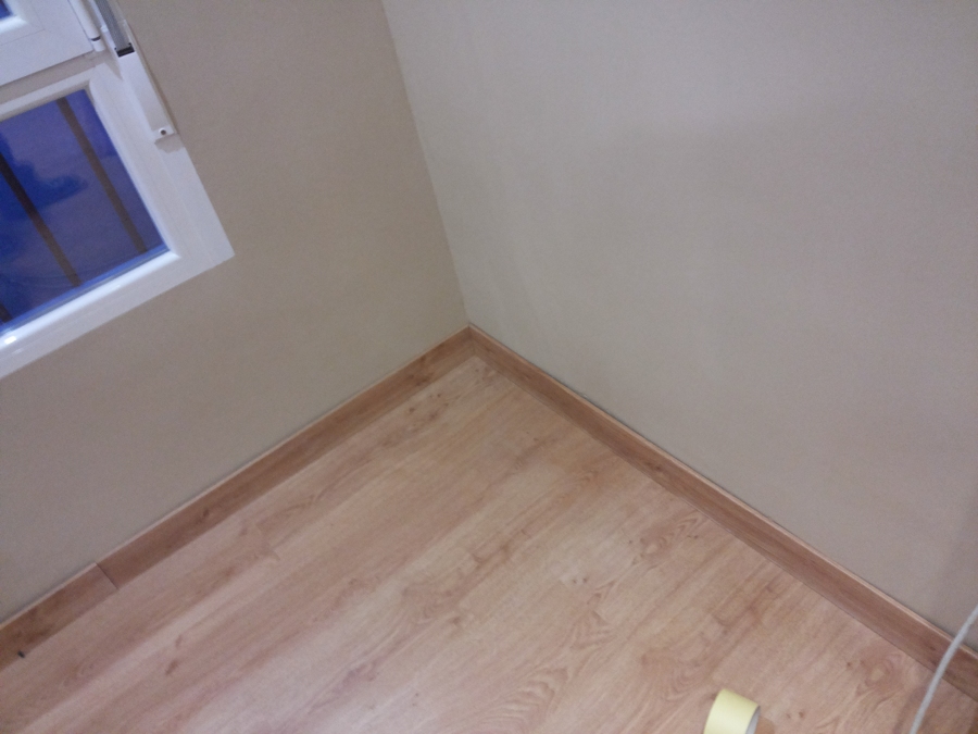 Rodapie en pared de la ventana