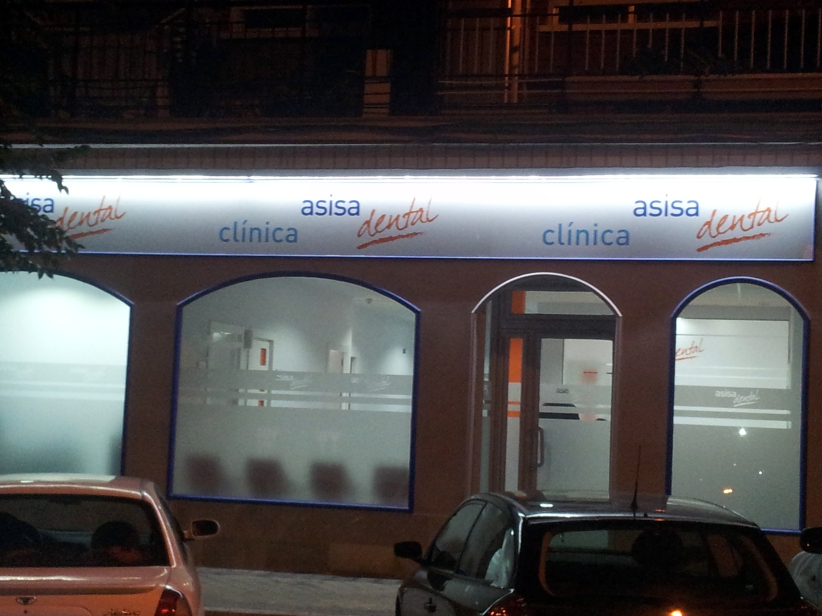 Rotulo con luminaria led de alta intensidad.