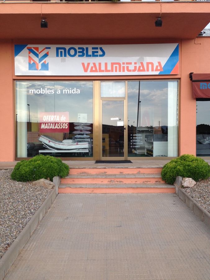 Rótulo de aluminio pintado con letras en Vinilo