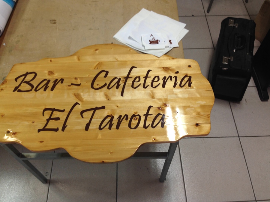 Rótulo de madera pintura con laminado liquido 