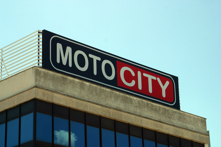 Rótulo luminoso con frontal de lona - Motocity Mallorca