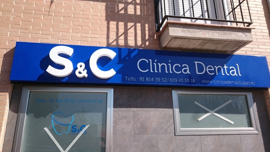 Rótulo luminoso lacado, fresado y con letras corpóreas.