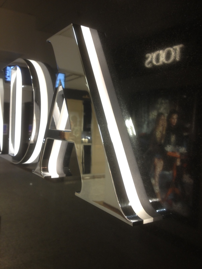 RÓTULOS CORPÓREOS DE DISEÑO EXCLUSIVO