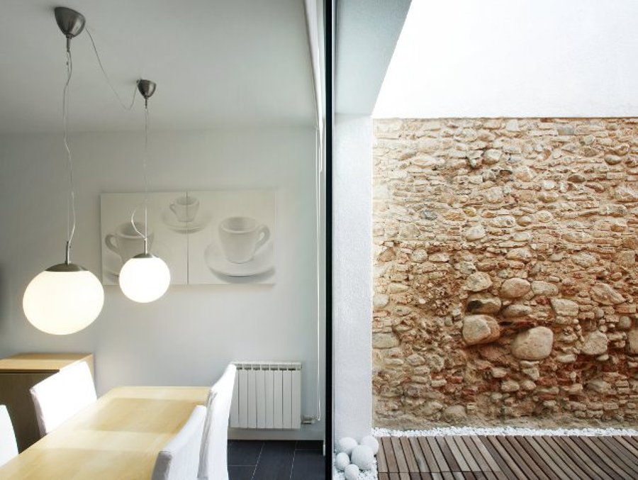 salón con vistas a un muro de piedra