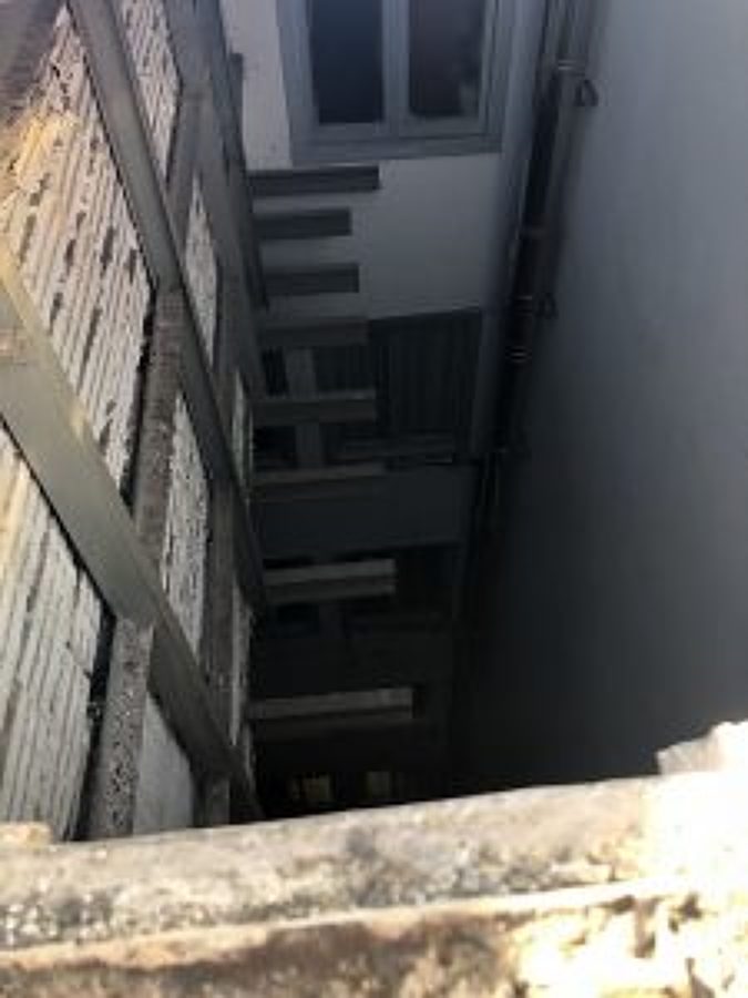 sacar el andamio existente en el primer patio de luces ya restaurado y pintado