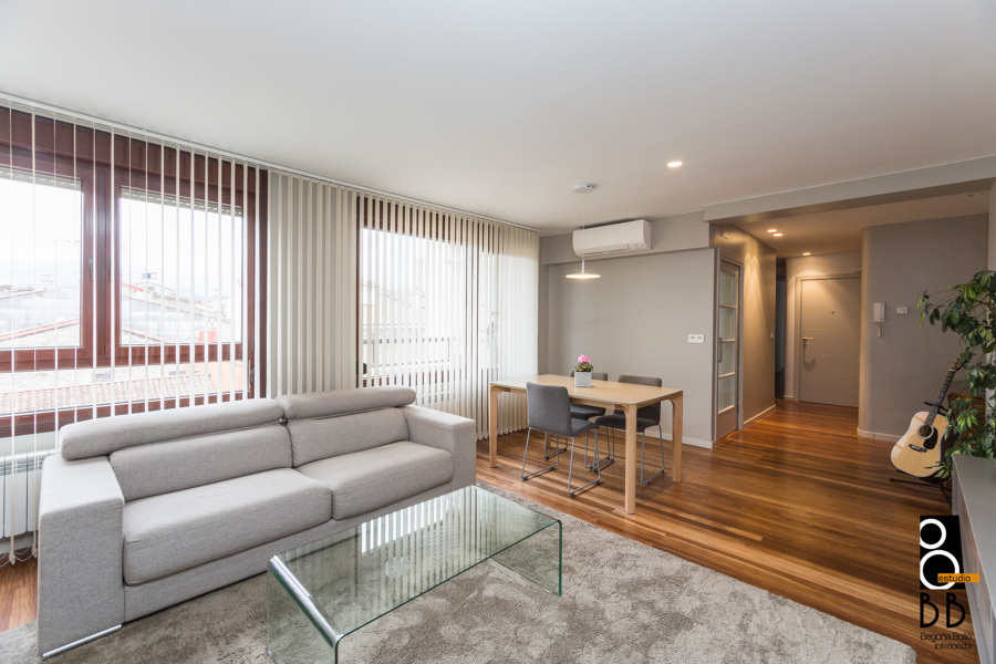 Sala con mesda de Arlex y sofás de Ardi.