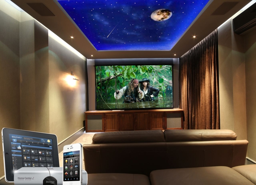 Sala de cine en casa con techo estrellado