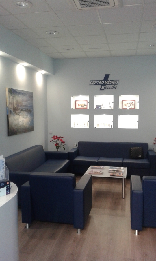 Sala de Espera con vitrinas expositoras