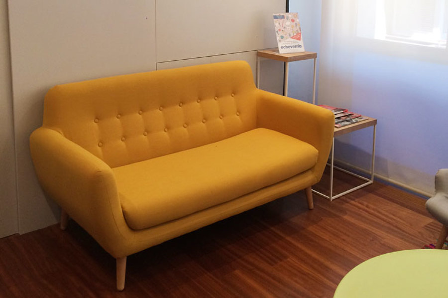 Sala de espera infantil. Asientos para adultos.