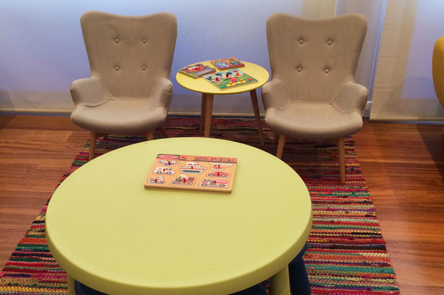 Sala de espera infantil. Butacas para niños.