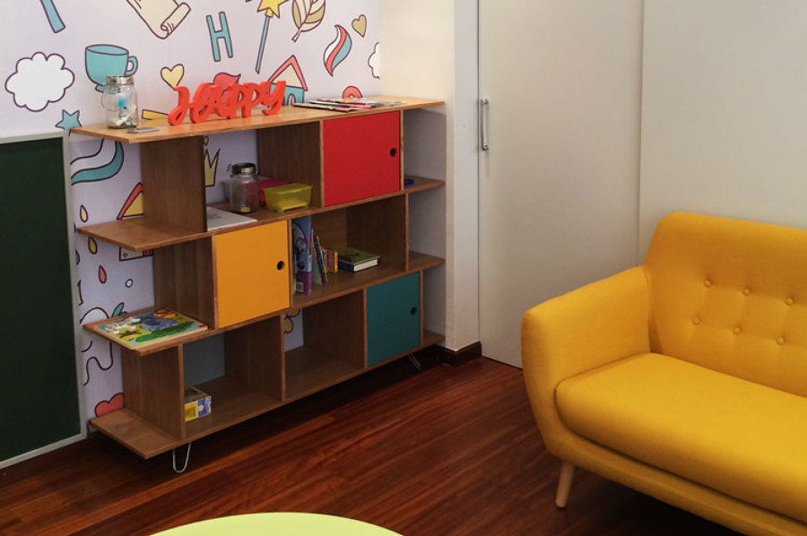 Sala de espera infantil. Mueble juguetes.