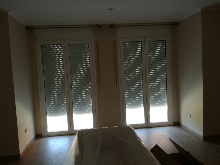 sala de estar con doble balconera