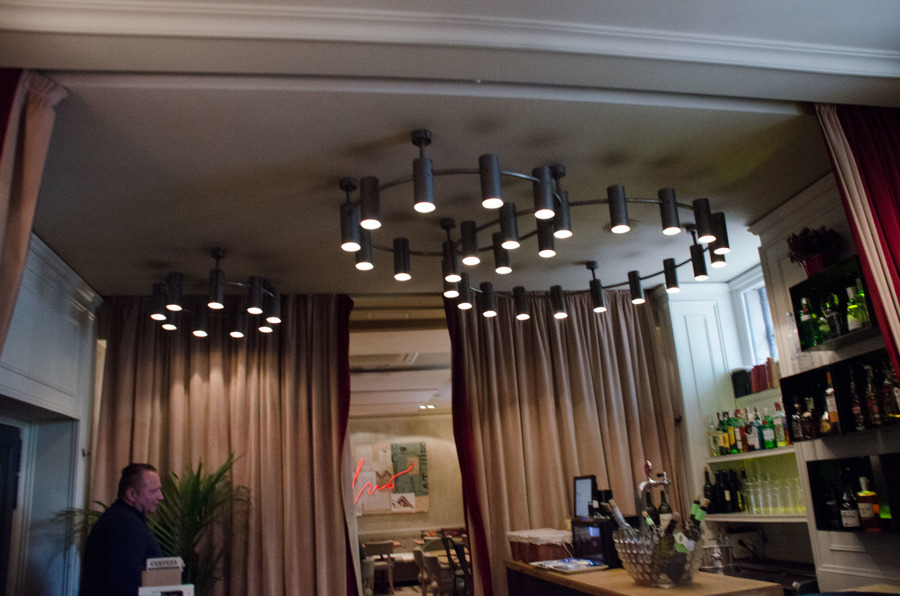 Sala principal atrás el reservado 