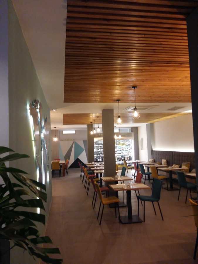 Sala principal y vinoteca al fondo.