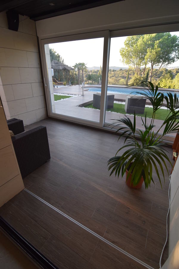 Sala relax. Ventana corredera elevable+pavimentado porcelánico