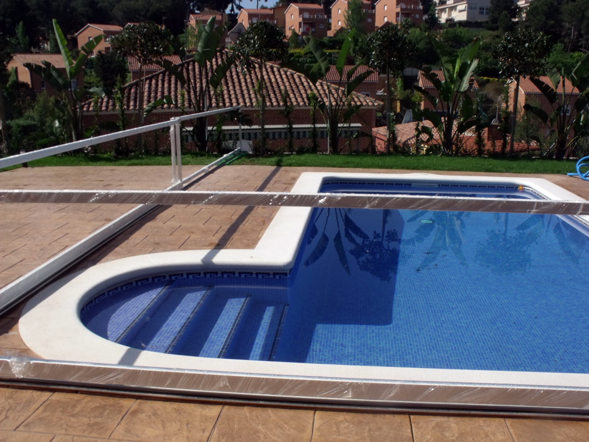 SALIDA COMEDOR A ZONA PISCINA