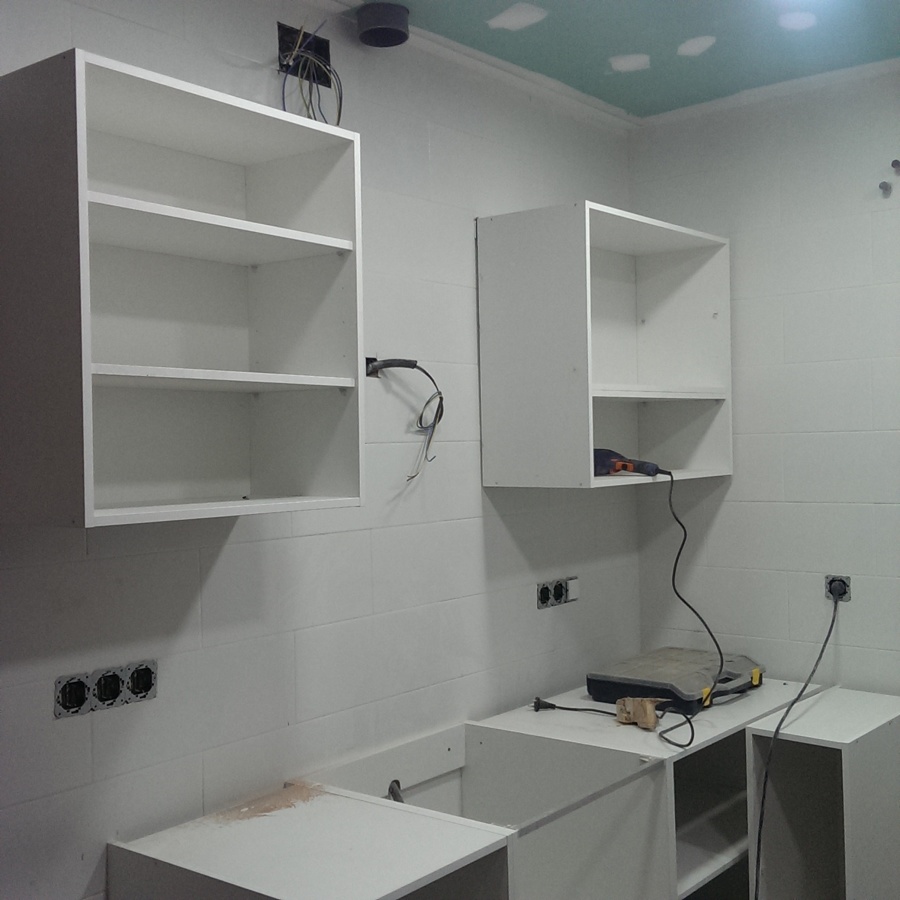 SALIDA DE HUMOS, ELECTRICIDAD Y MUEBLES COCINA