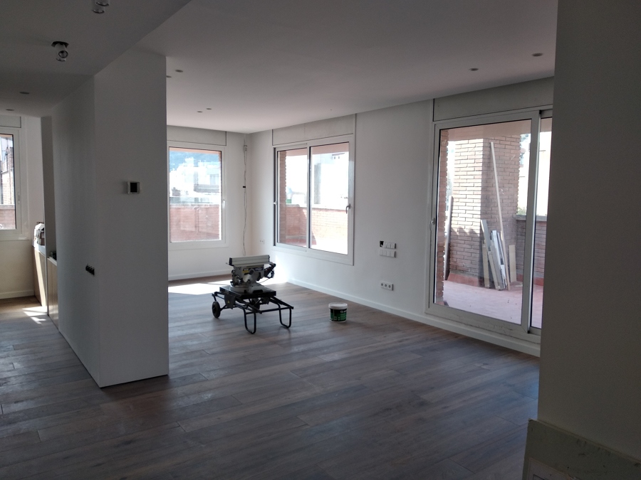 Saló principal en fase d'execució del terra de fusta.