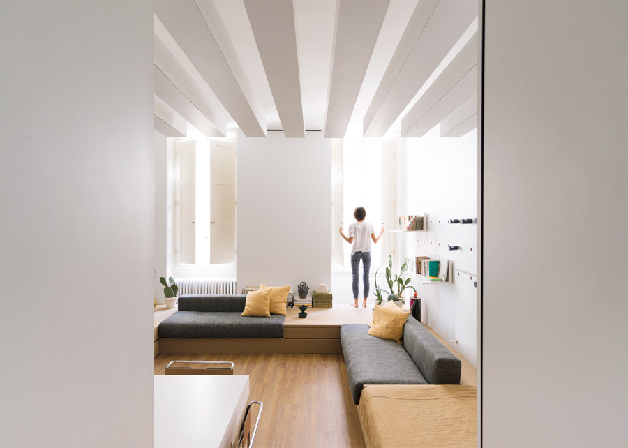 Salón  vigas blancas