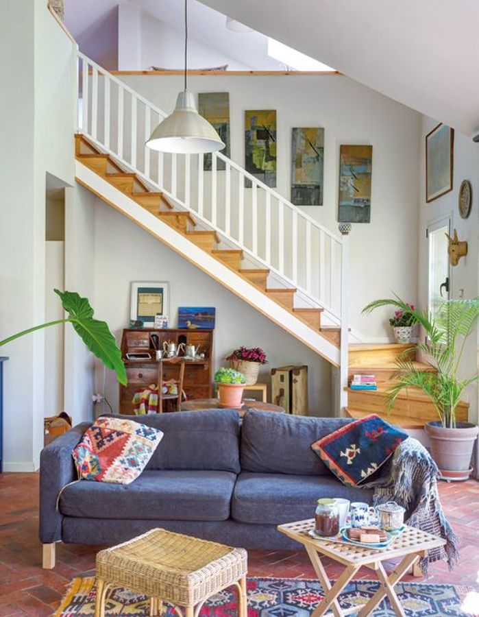 La escalera de castaño para subir a la buhardilla